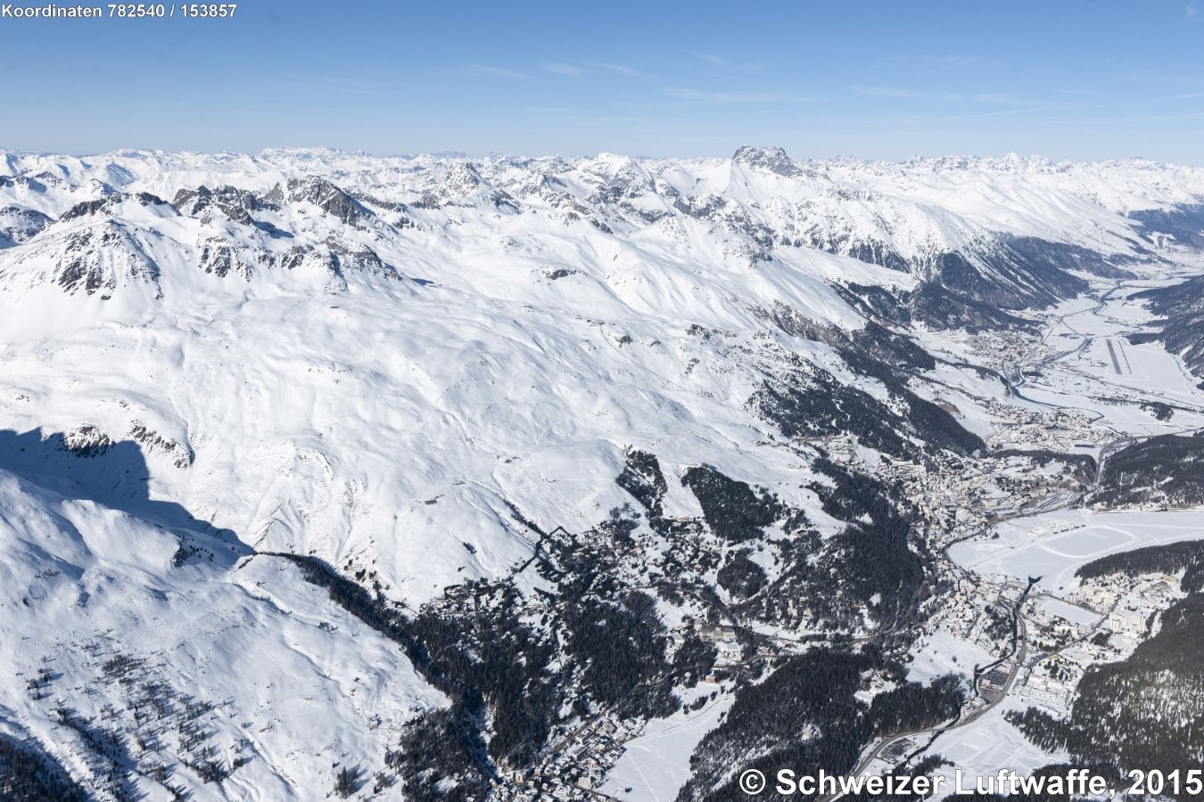 Skigebiet Corviglia (2488 m.ü.M.); Blick nach St. Moritz-Bad, St. Moritz, Celerina, Samedan (mit Flugplatz)